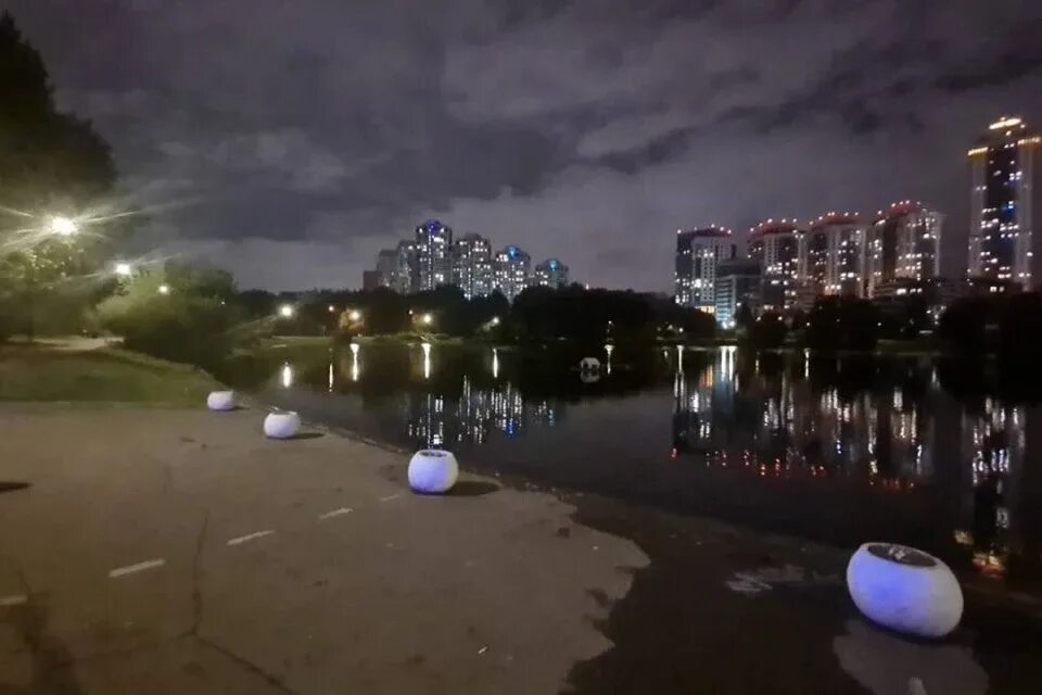 Москва ночью. Сентябрь вечер пруд. Олимпийские пруды Москва. Варшавские пруды Москва. Пропал пруд