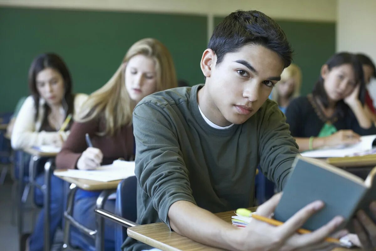 We can in class. Подростки в школе. Современный ученик. Старшеклассники на уроке. Старшие школьники.