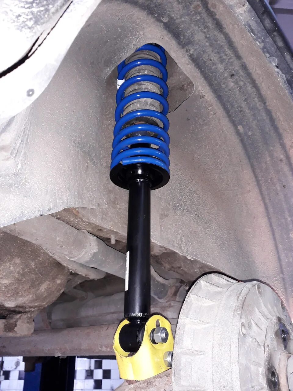 Конструкция заднего амортизатора ваз 2108. Как выглядит задняя стойка. Как выглядит задняя стойка. Приора 2008г задние амортизаторы. Задний амортизатор ваз 2114.