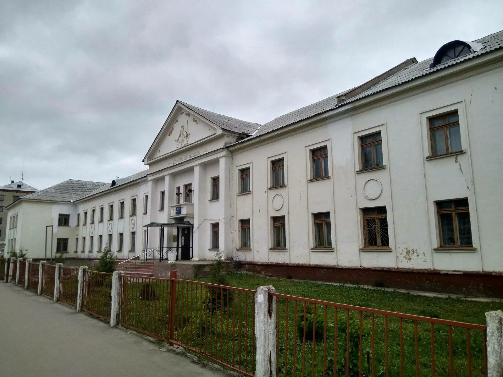 Новомосковский строительный колледж, отделение спо, новомосковск. Новомосковский строительный колледж 2006. Новомосковск 10 колледж. Политехнический колледж новомосковск. Строительный колледж новомосковск.