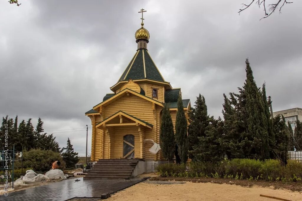 парк рядом с храмом сергия радонежского севастополь. севастополь деревянная церковь. храм сергия радонежского севастополь. храм сергия севастополь. церковь на шевченко севастополь.
