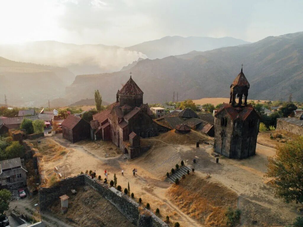 Что такое карабах. Нагорный Карабах. Монастырь Дадиванк Нагорный Карабах. Горы Азербайджана Карабах. Карабах Армения гора.