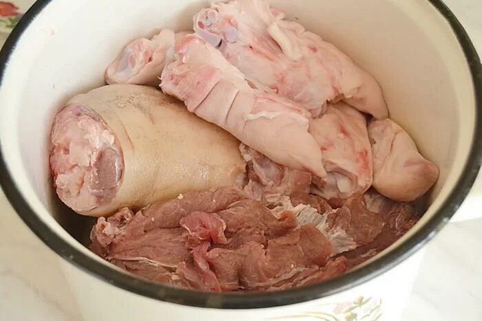 холодец калинка. когда надо солить холодец. студень рецепт. сколько нужно солить холодец. соль на литр воды для холодца.