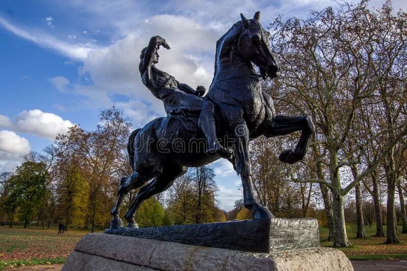 Как называется всадник на лошади. Памятник всадник на коне в лондоне. памятник всадник на коне в виндзорском парке великобритания. памятник с конем. памятник всадник на коне.