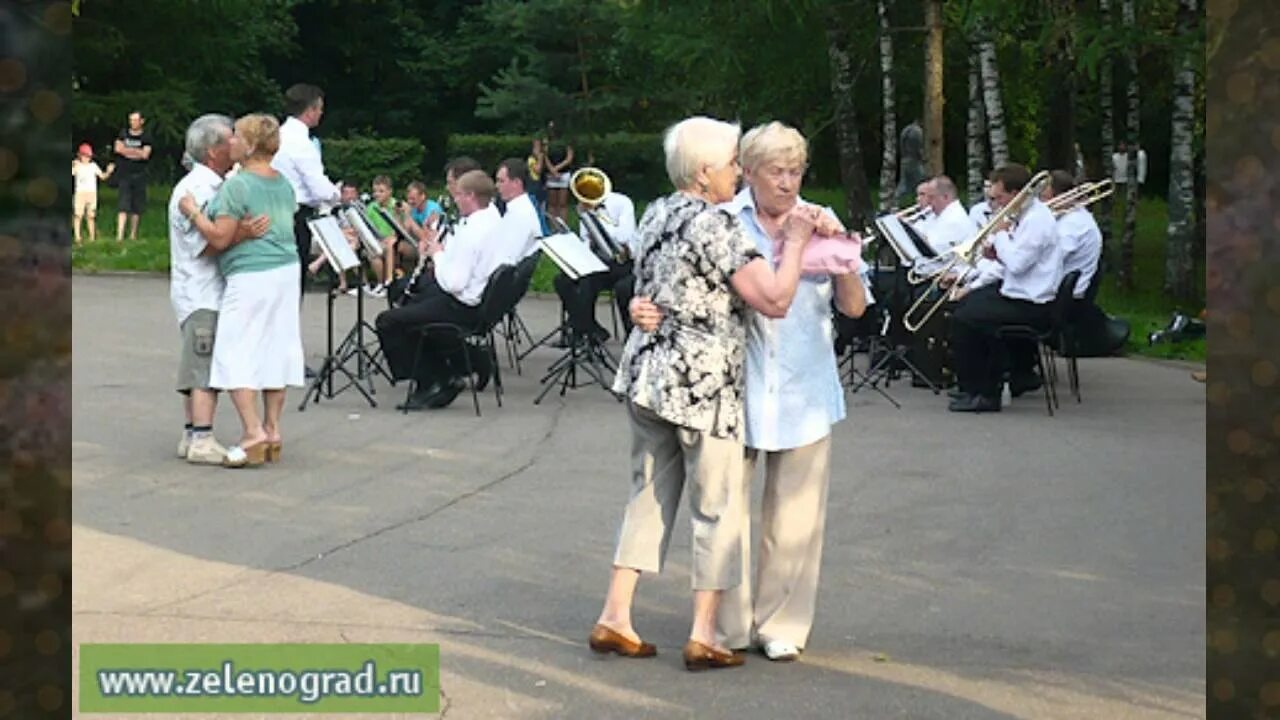 Песня играет духовой оркестр в городском. Танцы под духовой оркестр в парке. Танцплощадка духовой оркестр в парке. Оркестр на эстраде в парке. Садовый духовой оркестр.