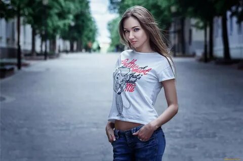 Красивые девушки белой футболке