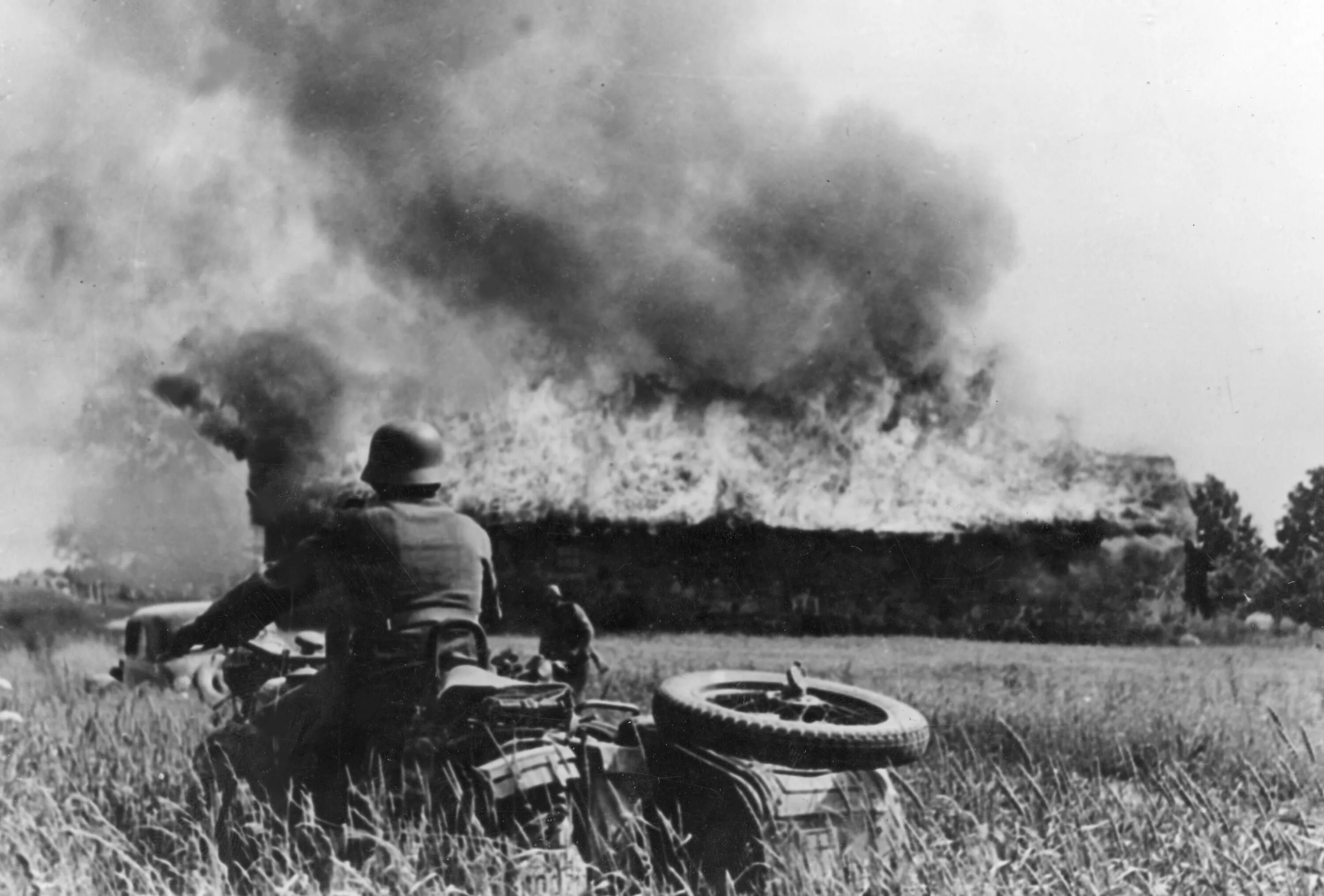 Август 1941. Немецкий мотоцикл 1941. немецкие мотоциклисты 1941. 2 августа 1941 г.