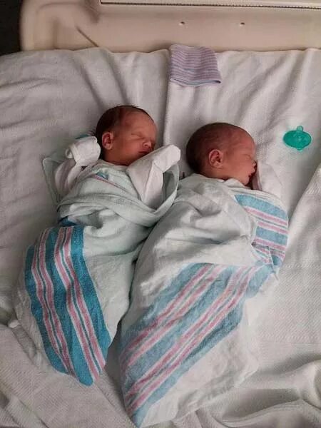 Двойня 25 недель. Близнецы мальчики Новорожденные. Дети двойняшки. Родилась двойня. Двойняшки только родились.