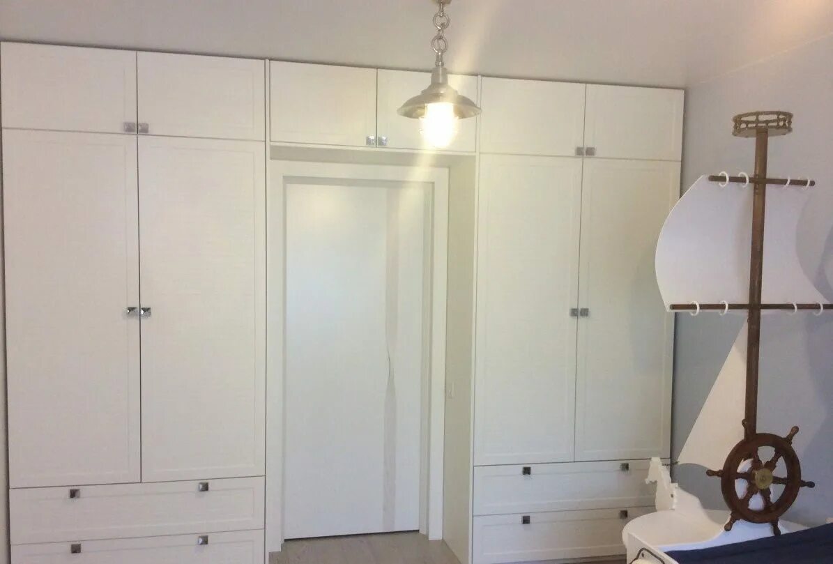 шкаф белый распашной с антресолями w980. шкаф вокруг дверного проема. шкаф где дверь. шкаф вокруг двери в спальне. встроенные шкафы вокруг двери.