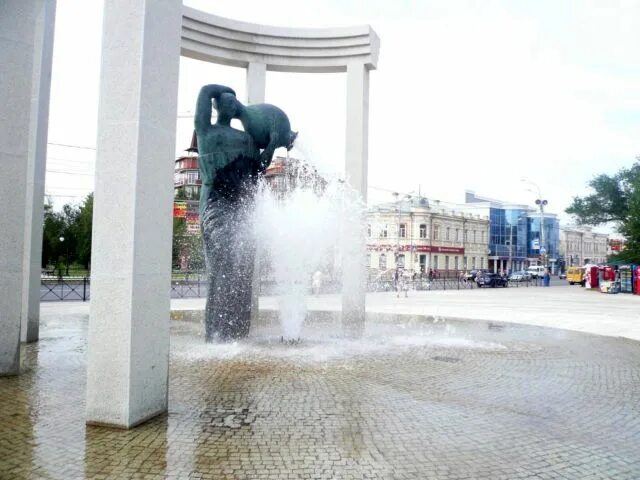 Водоканал астрахань холодная вода. Астрахань фонтаны на площади Ленина. Площадь Ленина Астрахань фонтан Танцующий. Фонтан на Ленинской площади Астрахани.