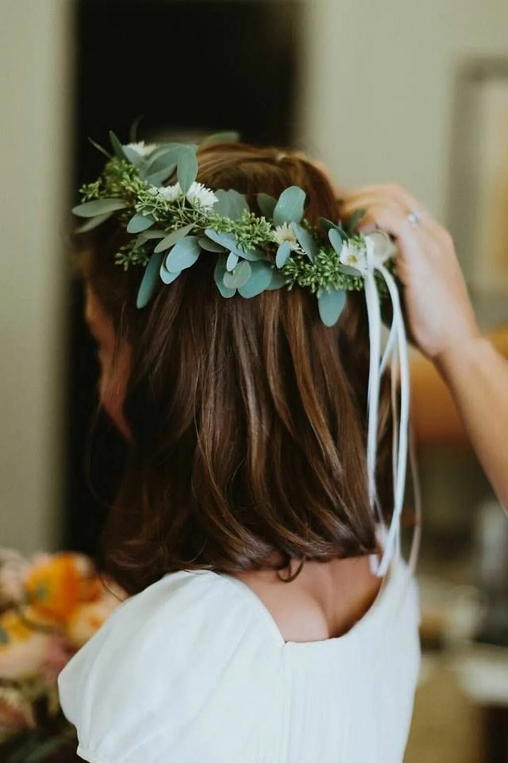 Девушек украшают цветы. Венок из цветов. Свадебный венок для невесты. Прическа с венком на голове. Ободок из живых цветов.