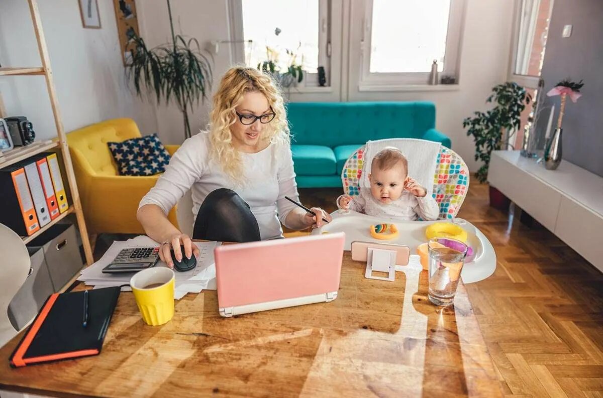 Работник в декрете работает