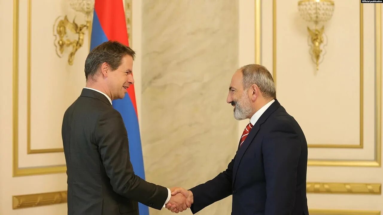 Армянская диаспора во франции. Пашинян франция. Флаг франции и армении. Армения франция. Армения франция.