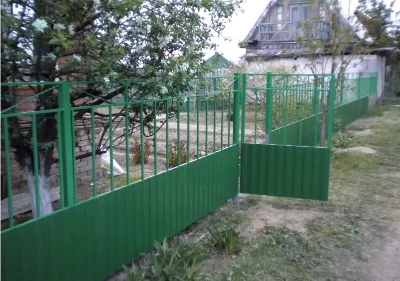 Можно ли соседями ставить глухой забор. Комбинированные заборы. Комбинированный забор из профнастила и сетки. Комбинированный забор из профнастила. Забор из профлиста и сетки рабицы комбинированный.