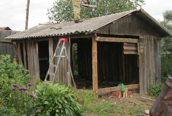 Когда меня не станет сарай постройте сами. Старый деревянный сарай. недостроенный сарай деревянный. сарай из досок. старый деревянный сарайчик.