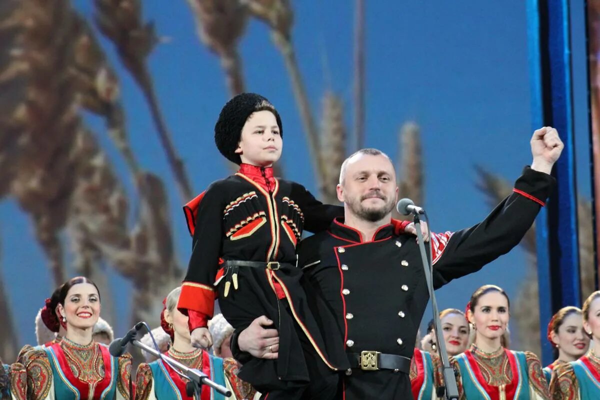 Концерт казачьего хора в москве. Кубанский казачий хор Кремлевский дворец.