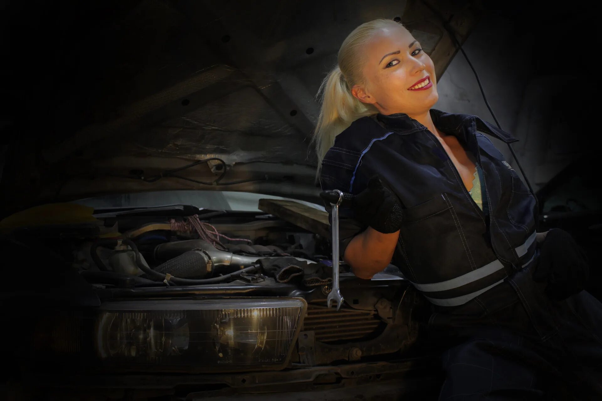 Sweety fox auto mechanic. Девушка автомеханик. Девушка автослесарь. Женщина механик. Красивая девушка автомеханик.