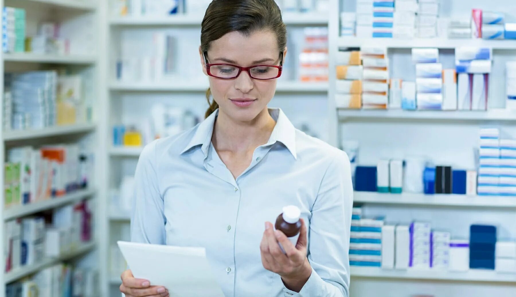 фармацевт 4 читать полностью. фармацевт 4 читать полностью. фармацевт на белом фоне. профессия фармацевт. красивая аптекарша.