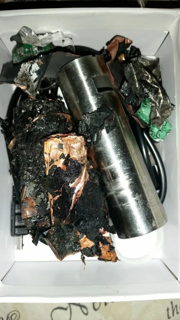 Электронная сигарета в руке. Ашкьюди заряжаемая. Взорвалась электронная сига. Взрыв аккумулятора одноразки. Взрыв аккумулятора телефона.