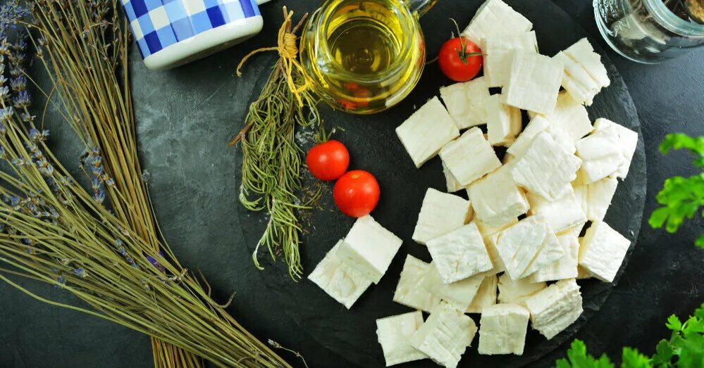 Сыр в специях в масле. Сыр в оливковом масле со специями. Сыр с приправами. Пряности для сыра. Сыр со специями и зеленью.