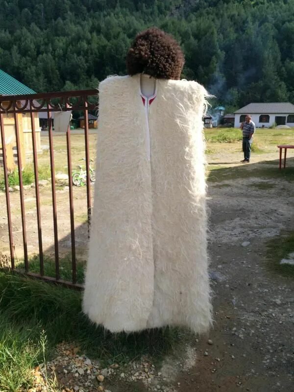 Серая бурка. Бурка казачья. Грузинская бурка и папаха. Бурка кавказская. Шапка бурка кавказская.