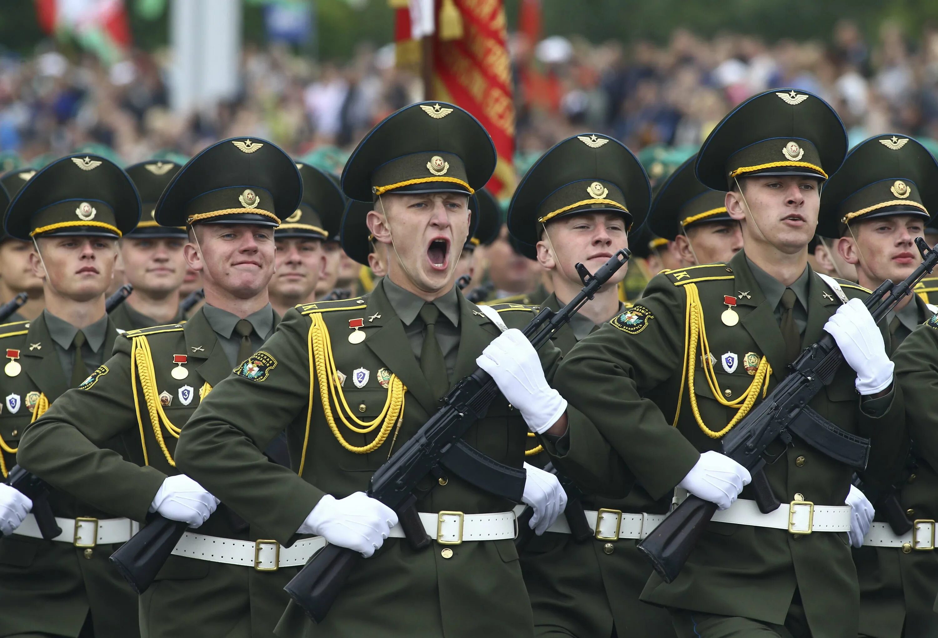 Срок службы в беларуси. Военные Беларуси. Офицеры на параде. Форма армии Беларуси. Форма Беларуси Военная парадная.