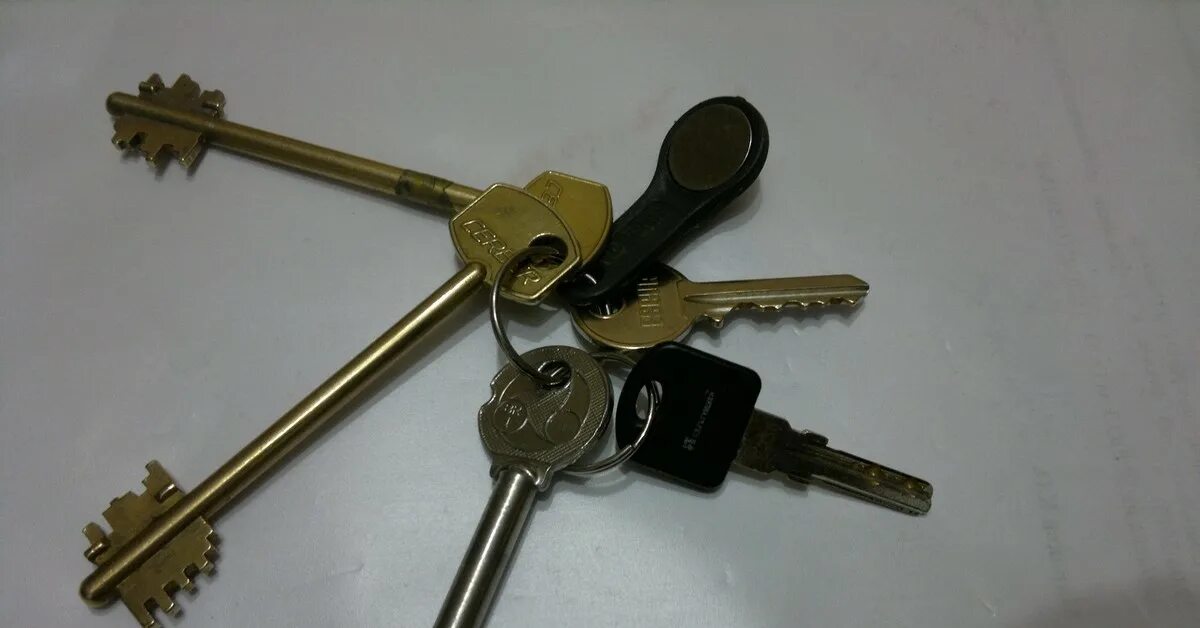 Ключи спб. Ключ от квартиры длинный. Ключи Санкт-Петербурга. Связка ключей прикол. Найдены ключи СПБ.