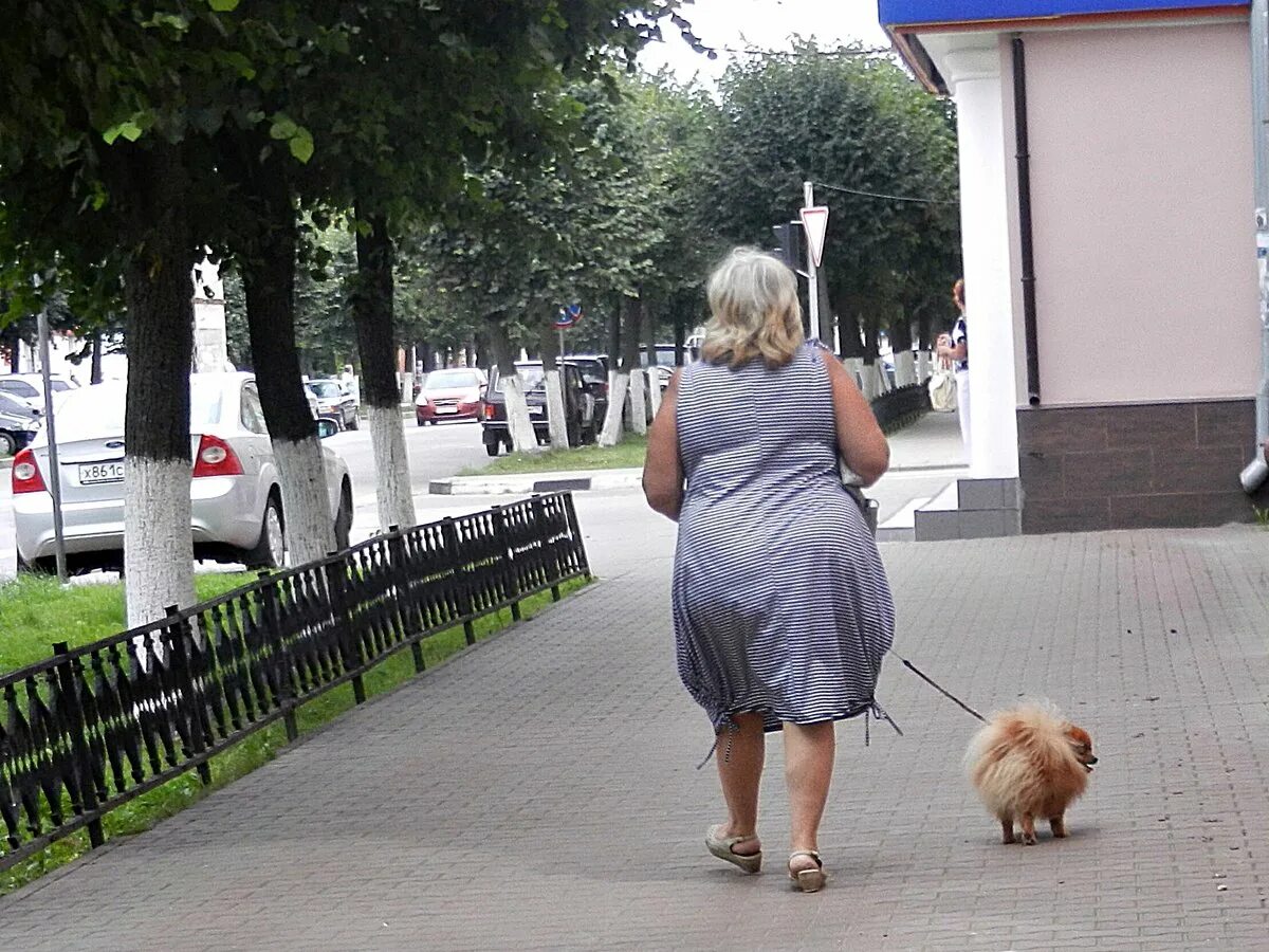 Тетя пошла. Дама с собачкой на прогулке. Толстые на улице. Тетки на улице толстые. Толстая женщина на улице.