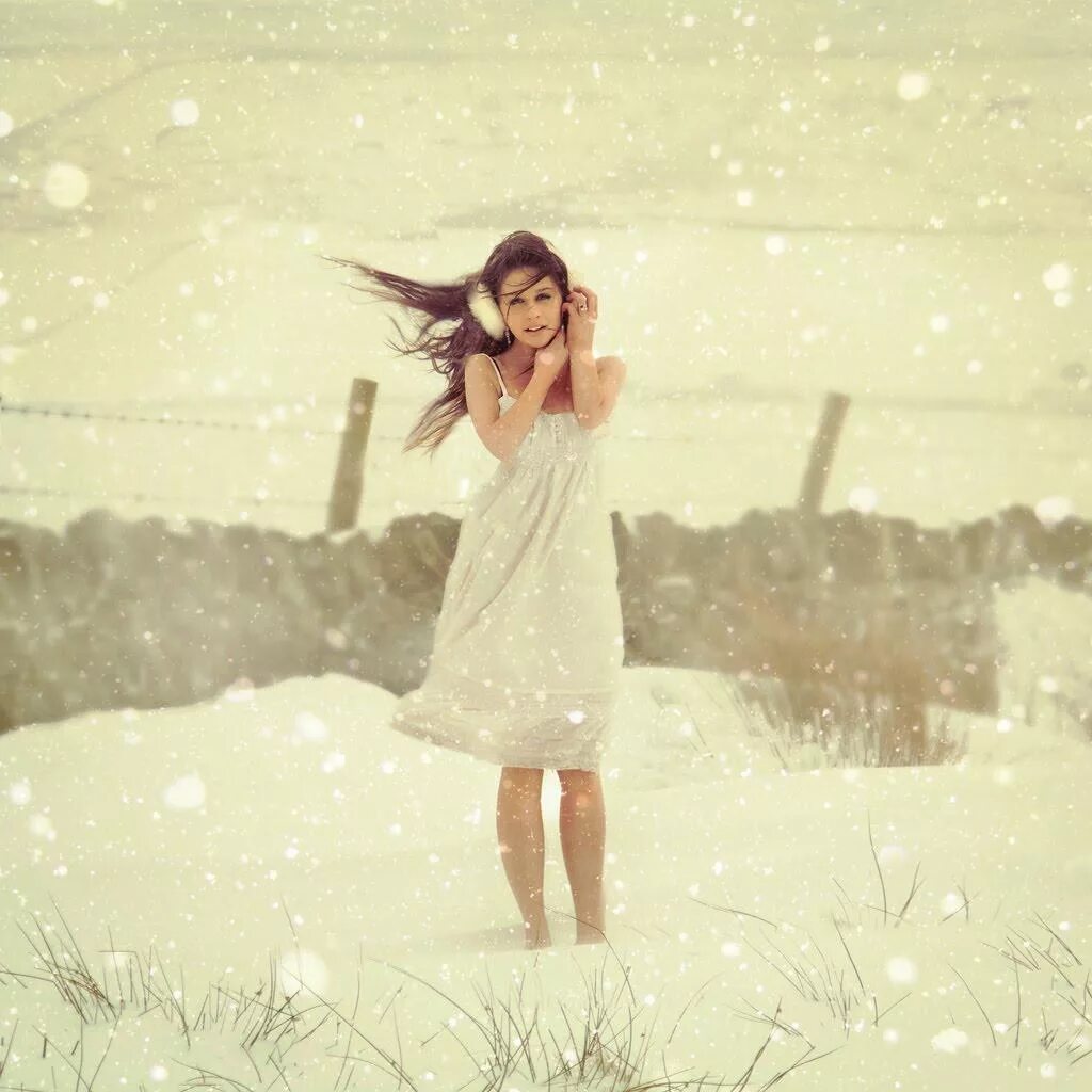 Девушка в снегу. Девушка идет зимой. Девушка идет по снегу. Счастливая девушка в снегу. На улице снег на душе