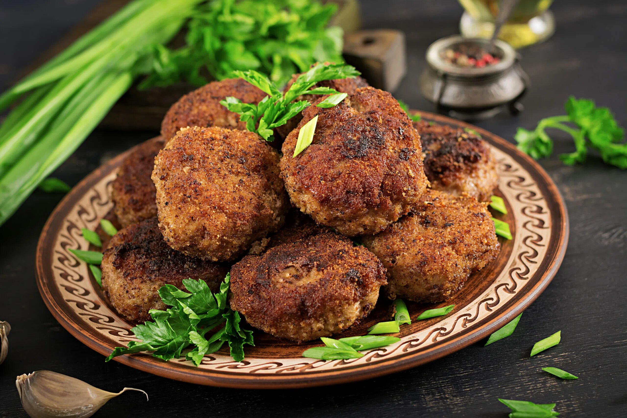 Вкусные котлеты на столе с соусом и помидорами Обои для рабочего стола 600x1024