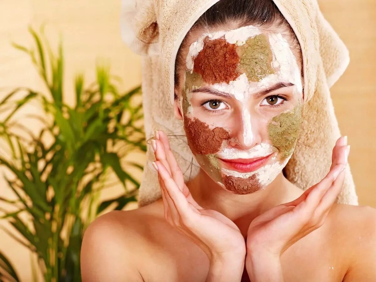 Кефирная маска для лица. Можно ли наносить маску каждый день. Девушка наносит маску на лицо. День масок для лица. Девушка крем маска.