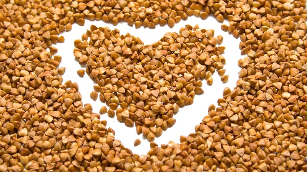 Геркулес крупа гречневая. Гречиха ядрица. Крупа гречневая. Гречиха гречневая крупа. Гречишное зерно.