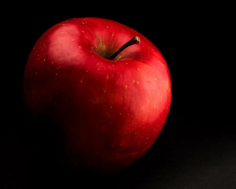 Яблоко на черном фоне. Яблоко. Яблоко на темном фоне. Яблоки красные. Красное яблоко на черном фоне.