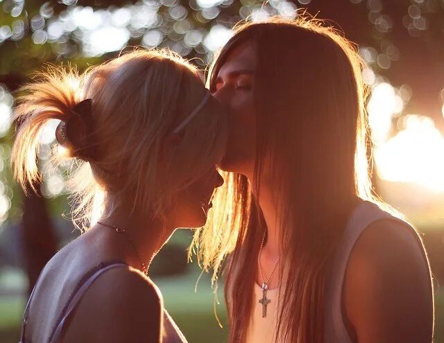 Лесбиянка блондинка брюнетке. Поцелуй девушек. Поцелуй двух девушек. Объятия двух девушек. Сочный поцелуй девушек.