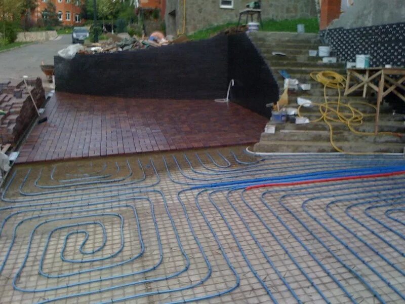 подогрев уличной плитки. снеготайка. снеготайка. ландшафтный дизайн придомовой территории. коллектор с насосными группами майбес.