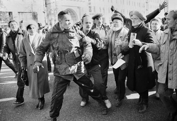 17 сентября 1993. Путч 1993 омон. милиционеры белый дом 1993. 1 октября 1993. митинг 1993.