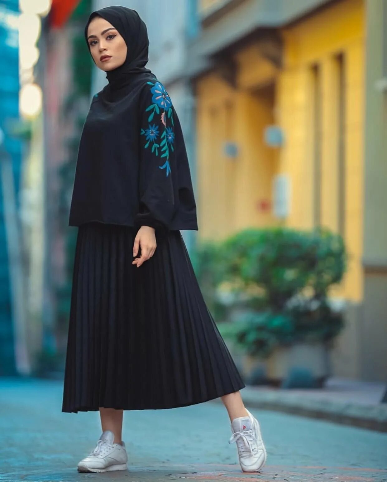 Модная мусульманская. Hijab Style 2020 вечерние платья. Айкол Аликжанова хиджаб. Мусульманские одежда Hayat 2020 Абая. Hijab Moda 2020 одежда.