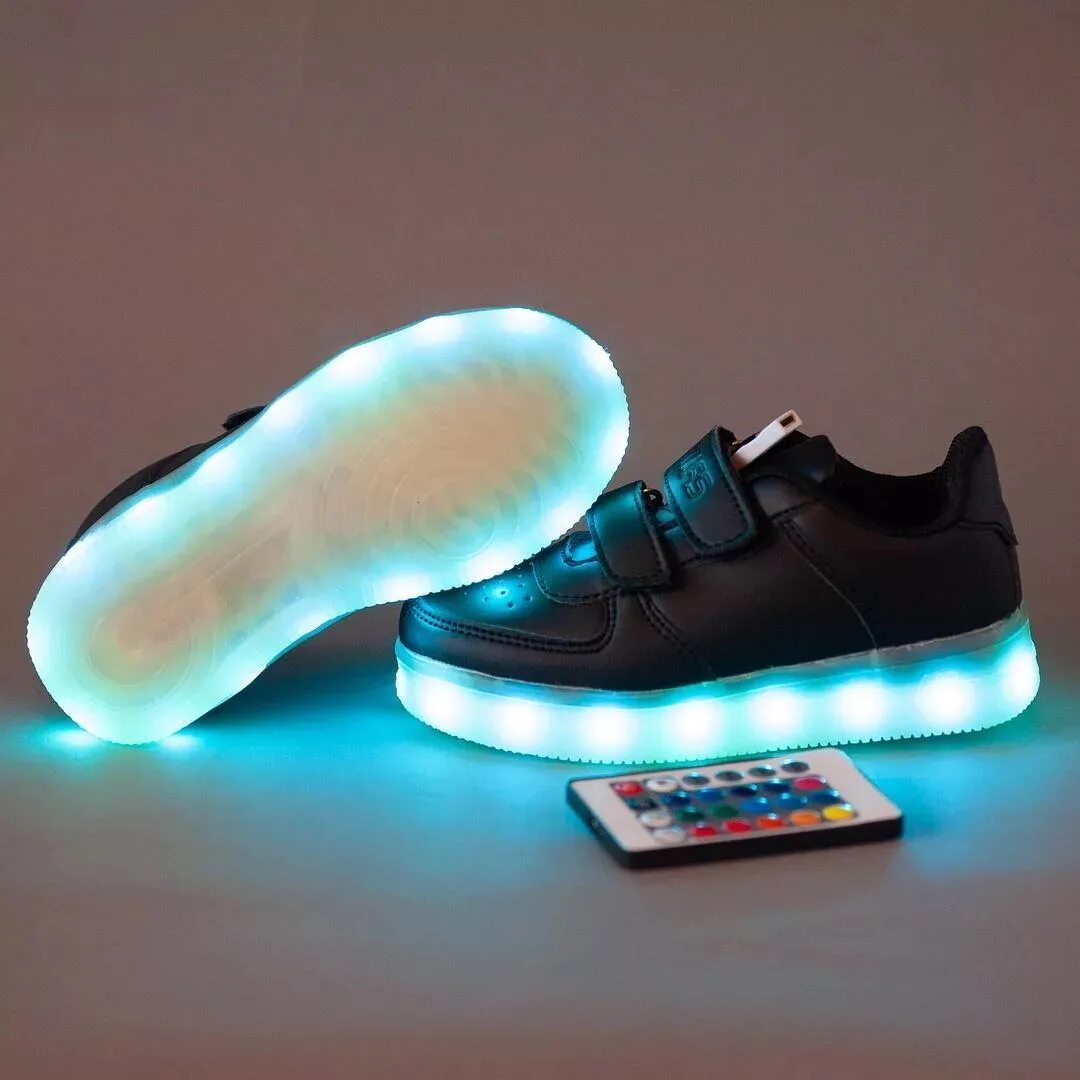 Светящиеся кроссовки найк. Светящиеся кроссовки найк мужские. Кроссовки светящиеся для девочек с зарядкой с пультом Reebok. Nike со светящейся подошвой.