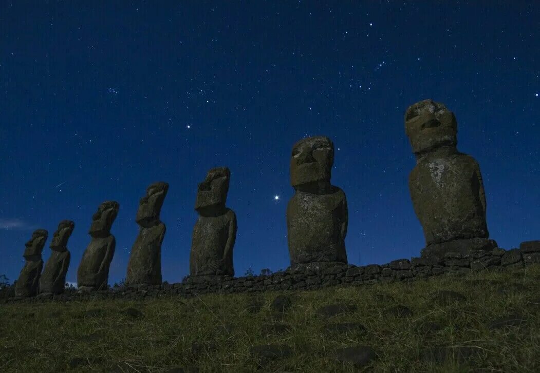 Каменные идолы. Каменные истуканы острова Пасхи. Остров Пасхи статуи Моаи. Моаи на острове Пасхи. Каменные истуканы Рапа-Нуи на острове Пасхи.