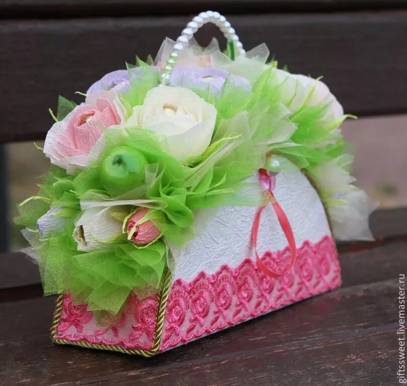 Подарок из цветов и конфет. Конфетная композиция. конфетный букет. сладкая композиция. букеты из конфет в сумочке.