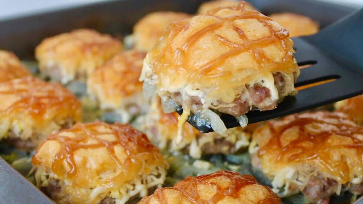 Мясные гнезда в духовке. Голубцы в духовке. Мясные стожки из фарша в духовке. Сушки с фаршем в духовке. Гнёзда из фарша в духовке.