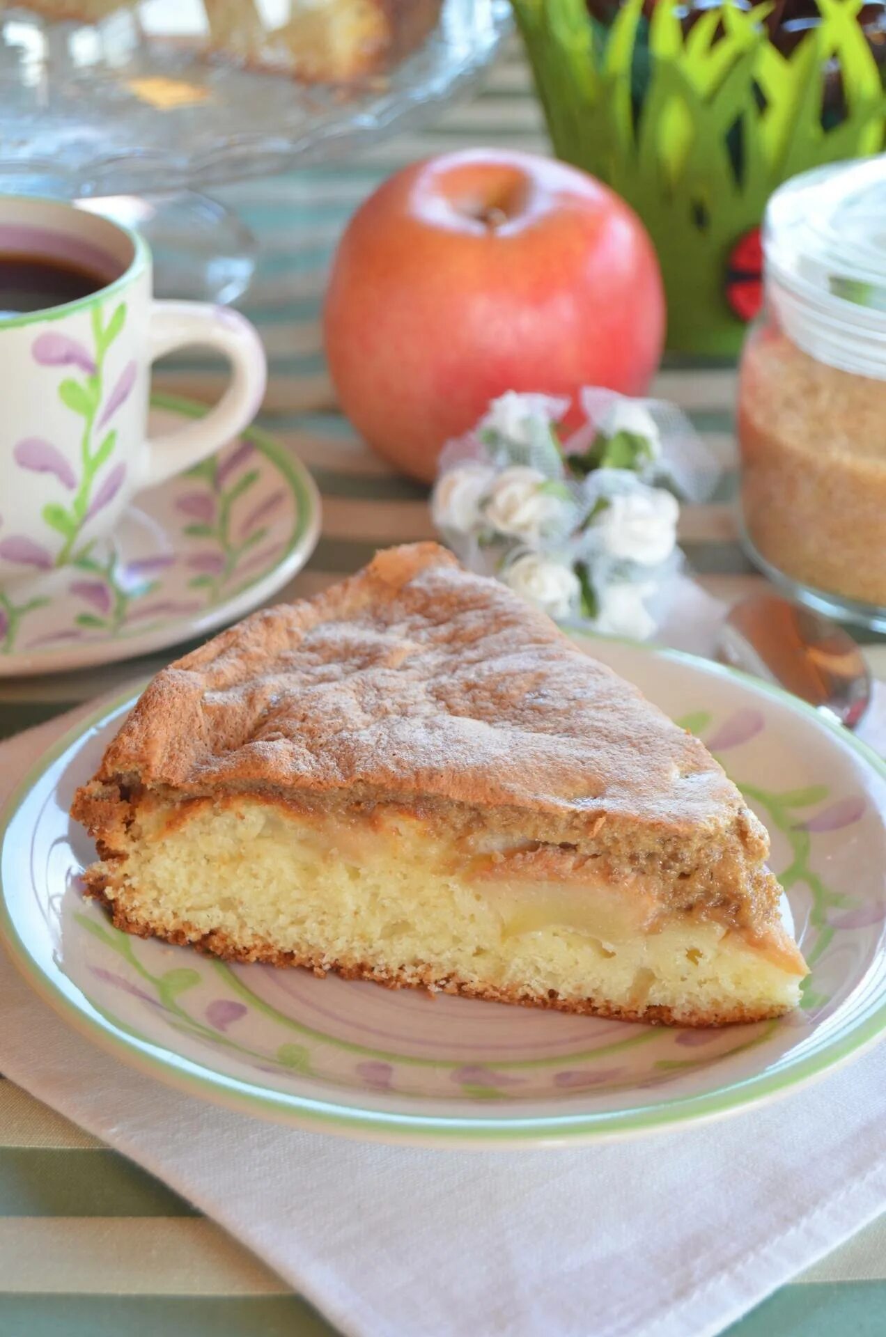 Рецепт самого вкусного пирога. Наталья Калинина шарлотка с яблоками. Пирог из яблок. Бисквит с яблоками. Бисквитный яблочный пирог.