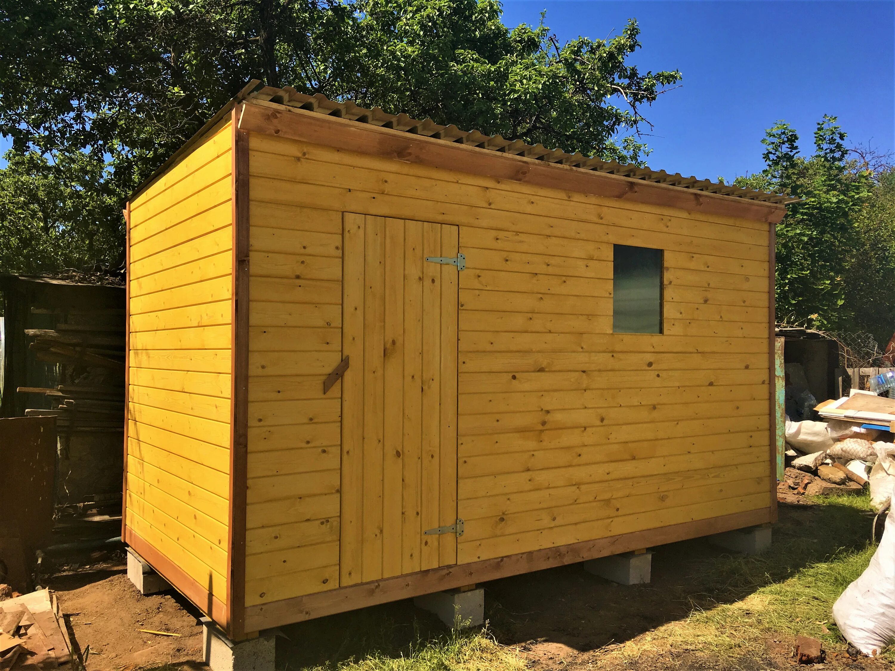 Сараи и хозблоки для дачи. Хозблок на сваях. Хозблок для дачи. Хозблок строй. Сарай с туалетом для дачи.