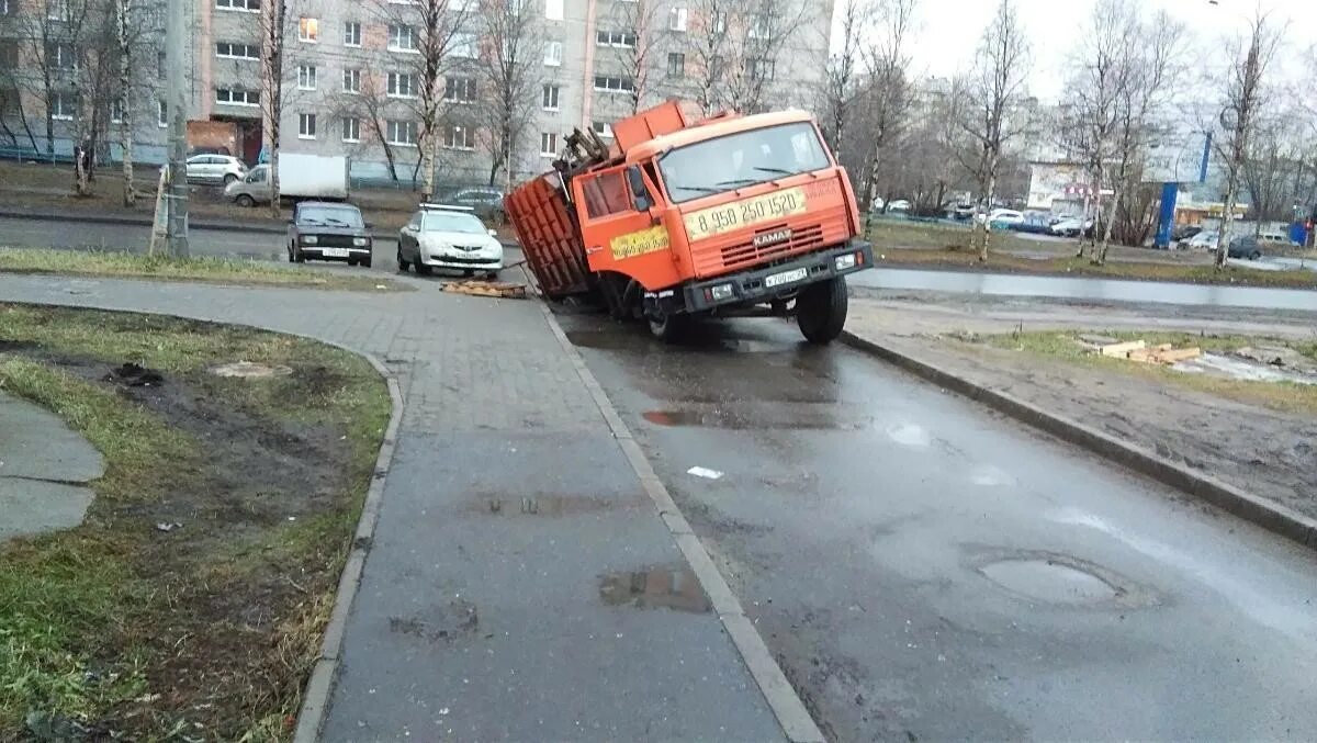 машина провалилась в архангельском районе. переправа ныкола двинской. в архангельске автомобиль провалился под землю.