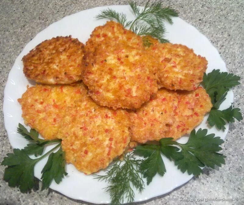 Оладьи из крабовых палочек с сыром. Оладушки из крабовых палочек. Оладьи с крабовыми палочками. Оладьи из крабовых палочек. Крабовые оладьи рецепт.