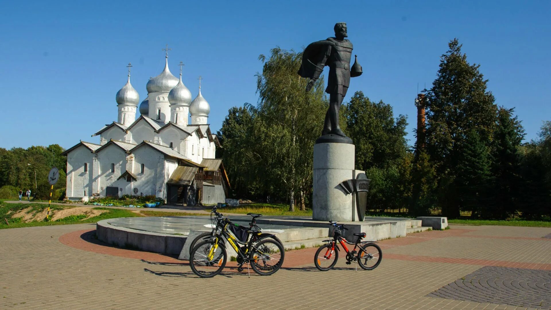 Памятник находится в великом новгороде. Памятник невскому великий новгород. монумент александру невскому в великом новгороде. памятник александру невскому в новгороде. памятник александра невского великий новгород.