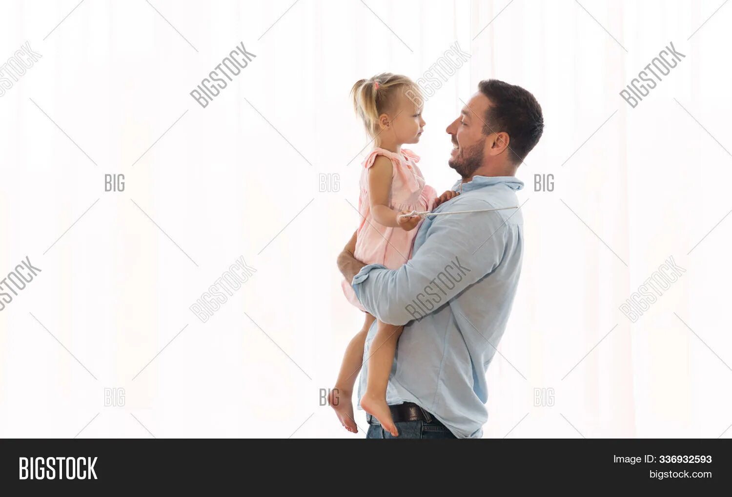 Папа сидит с ребенком. Father sits on me. Father sits on me. Отец ругает сына. Девочка сидит на коленях у отца.