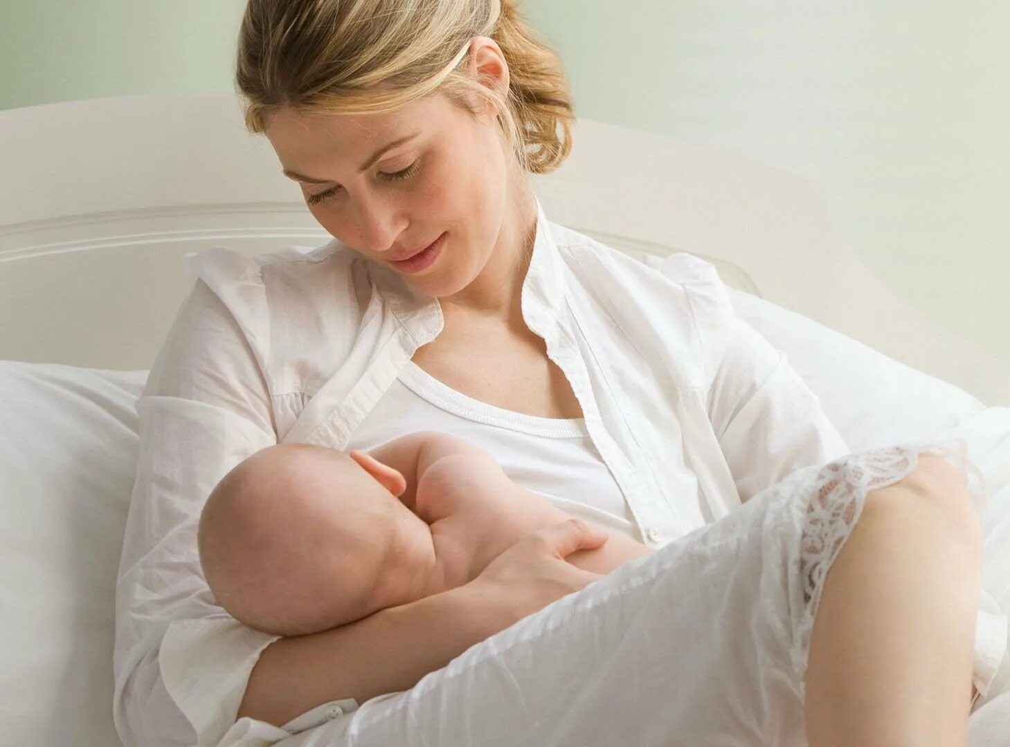 Новорожденный и врач. Медицинская сестра и ребенок. Медицинская сестра кормит ребенка. Кормящая мама. Врач гв.