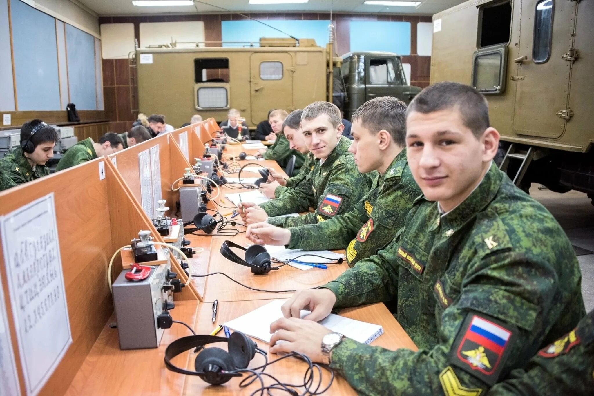 Служба связи части. Военный переводчик. Форма связистов. Военная форма связистов. Форма связистов в армии.