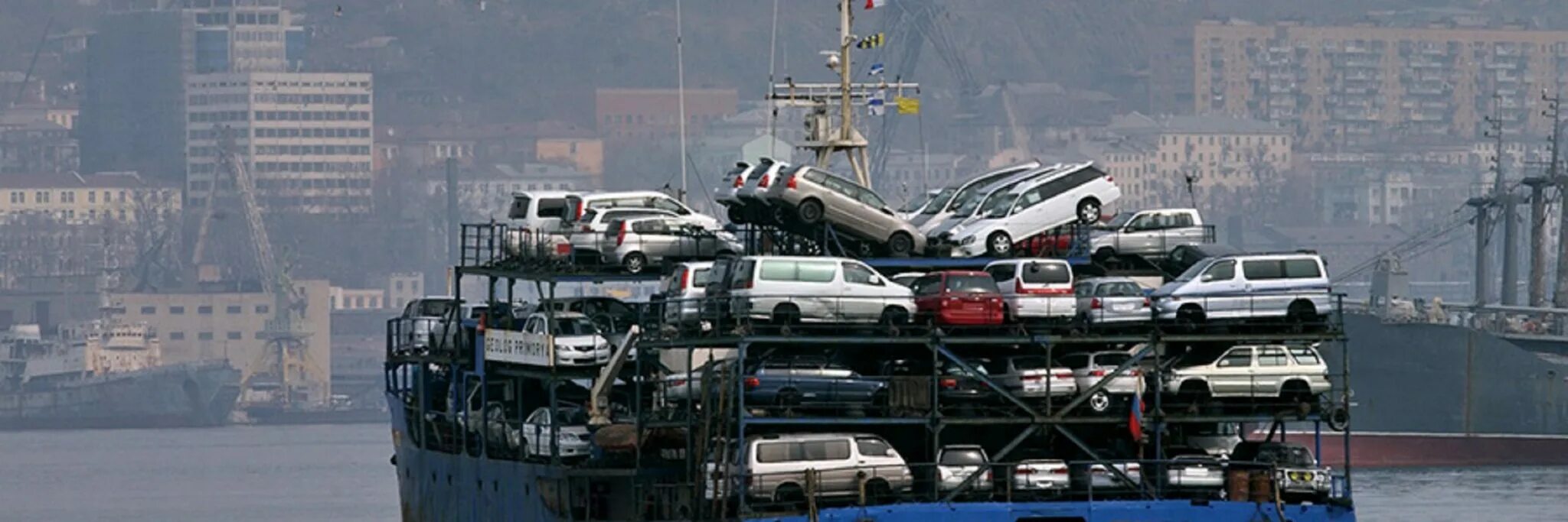 Сколько автомобилей во владивостоке. Машины в порту Владивостока. Корабль с автомобилями. Судно с машинами из Японии. Паром с автомобилями из Японии.